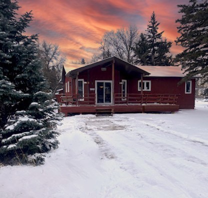 Beautiful 3 bedroom Gimli cabin two minute walk from the beach!!