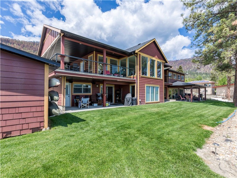 Okanagan lakefront Oasis-Private Dock & Stunning Views
