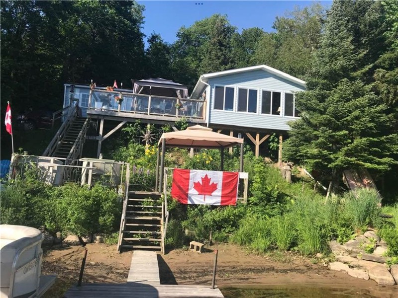 HUFF'S RETREAT on Commanda Lake in Restoule