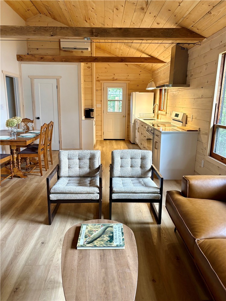 Charleston Lake - FULLY RENOVATED 2026, Waterfront + WIFI + AC. Big Discounts for MULTIPLE WEEKS.