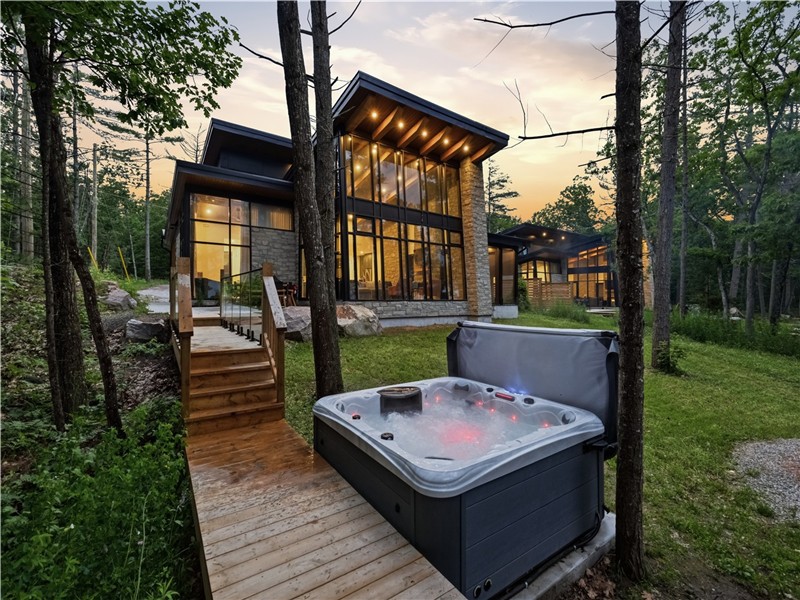 Luxury Waterfront Cottage | Retreats & Family Getaways