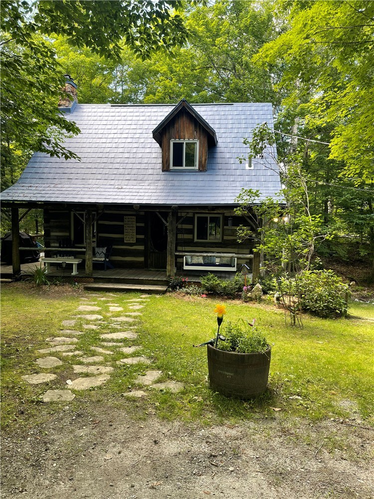 Charming lakefront four seasons log cabin