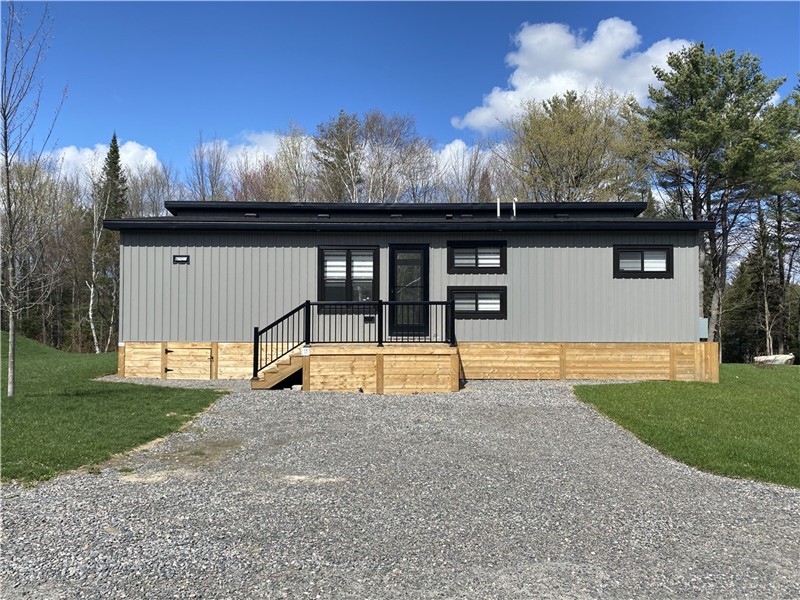 Explore this luxurious resort cottage model in the heart of Muskoka!