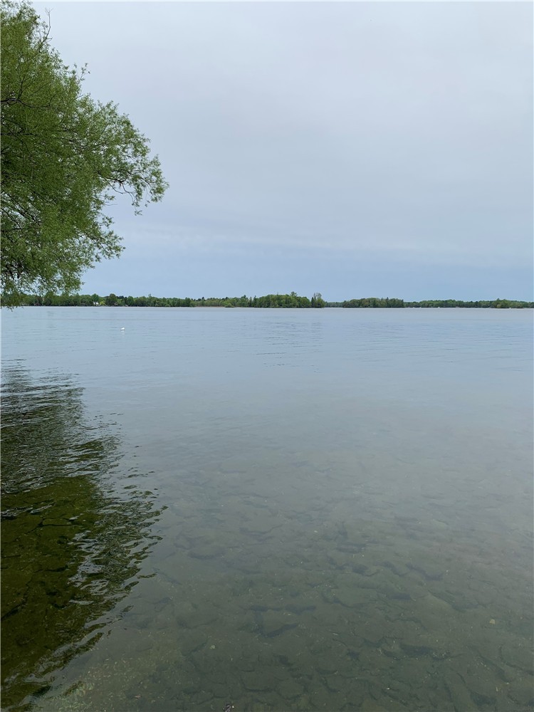 Family cottage on Big Rideau Lake sleeps 11