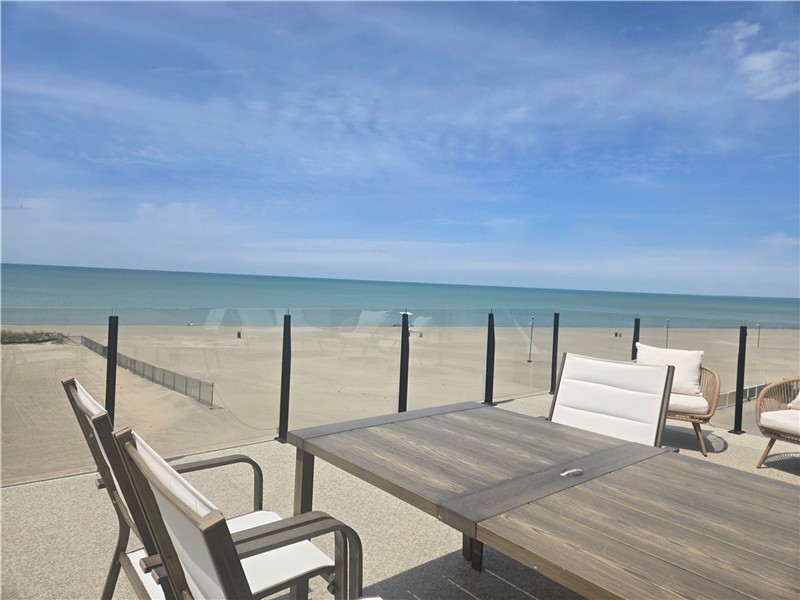 Beachfront Grand Bend - Scoots Beach Shack 5BR Condo with access to private beach