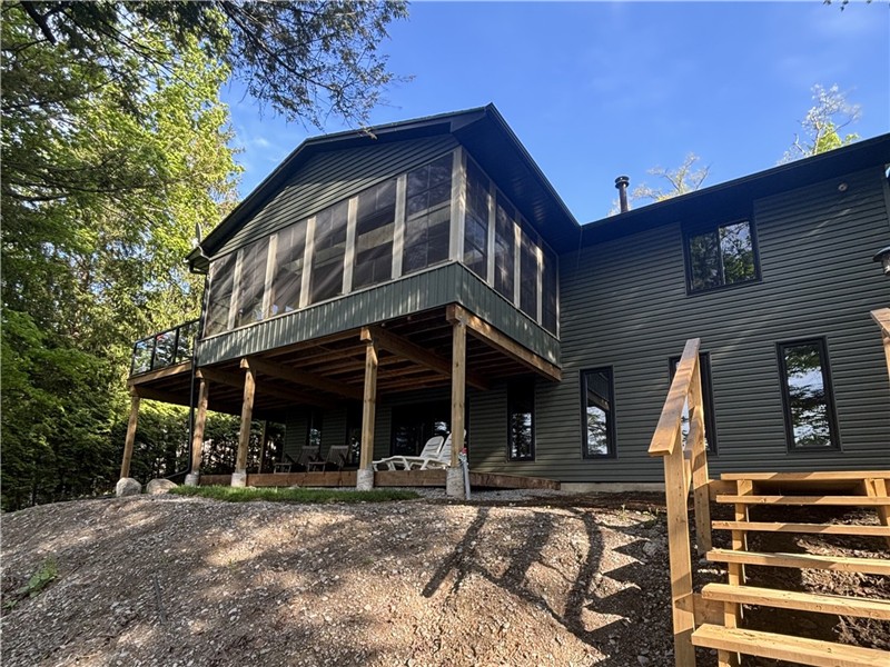 Chalet moderne au bord du lac Lower Buckhorn | Capacité d'accueil : 8 personnes
