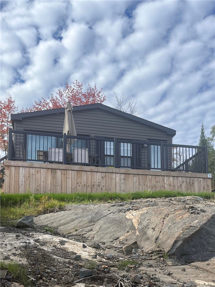 Family-Friendly, Move-In Ready Muskoka Retreat with Peekaboo Lake Views