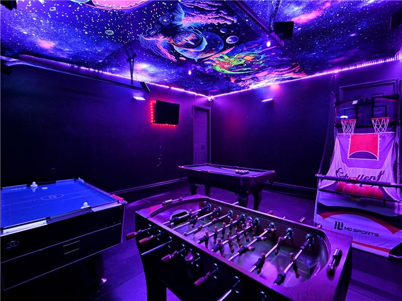 Full Size Hot Tub + Private Treed Backyard + Games Room + Pool + Air Hockey + Basketball + Fooseball