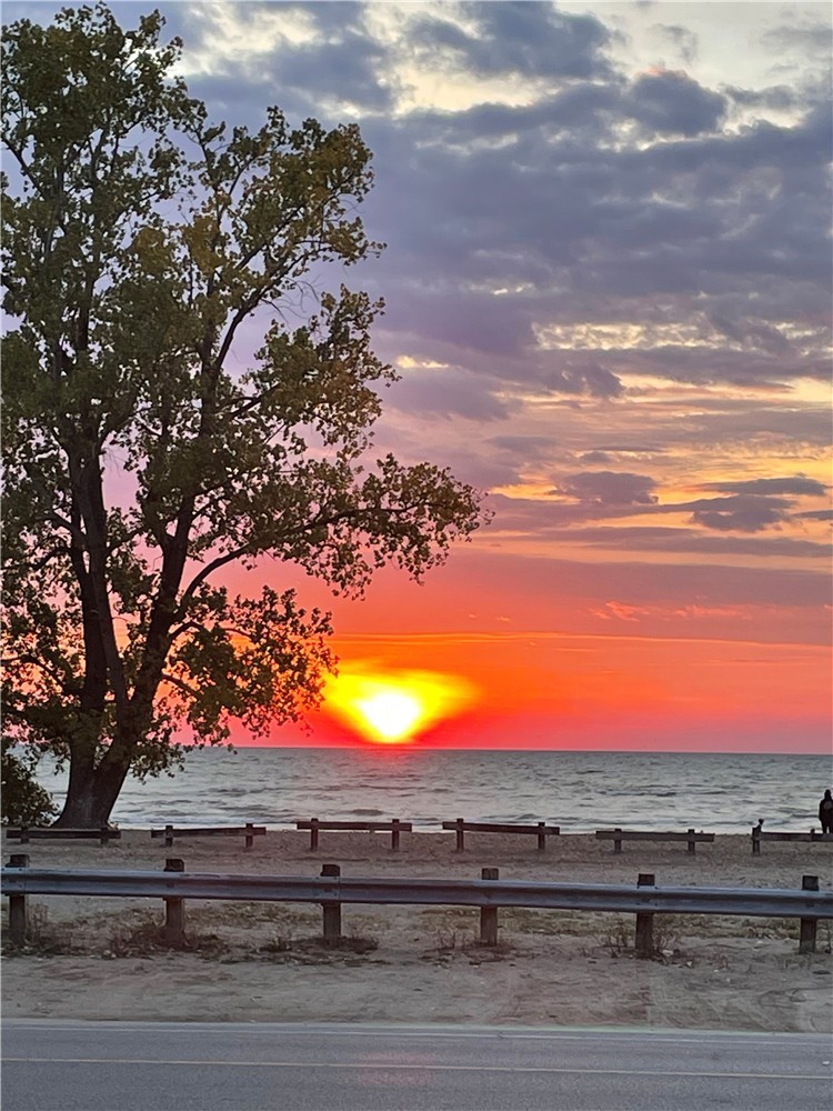 Winter Rental Turkey Point. Across rd from public beach.
