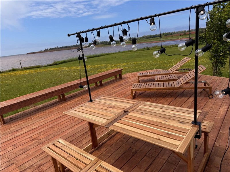 Wiggly Waters, A Fully Renovated, Coastal Escape.