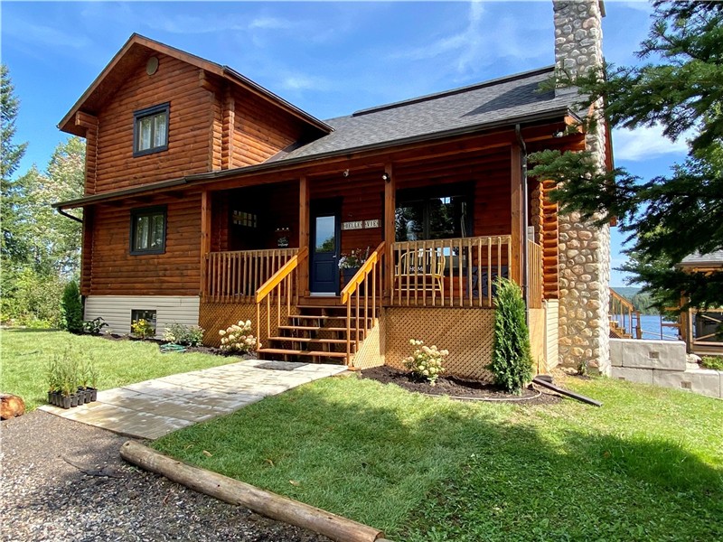 Waterfront Chalet 2 Hours from Ottawa — Private Dock, Hot Tub, Kayaks Included & Game Room -Sleeps 9