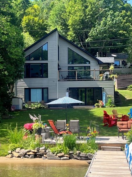 Beautiful Bright Lakefront 3+ BDR, 2 Bath Cottage on Pristine Skeleton Lake-3 C's-CLEAN,CALM,CLEAR!!