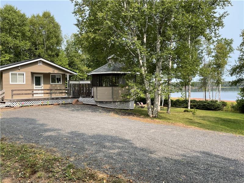 BRUDENELL ON RIVER  AC Waterfront Gazebo Kayaks Paddleboat Canoe Firepit Linens Steps Beach