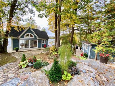 Cottage on the Point on Crystal Lake, Near Fenelon Falls, Bobcaygeon, Kinmount, Kawarthas