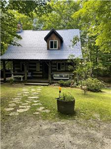 Jolie petit chalet en bois ronds