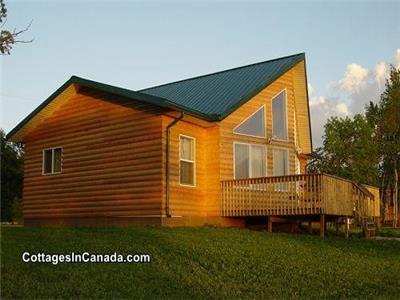 Avail Aug 19-26 (3 to 7 Night Stay) Lakefront Cottage With Hot Tub Open All Year : 2 Hours from Wpg