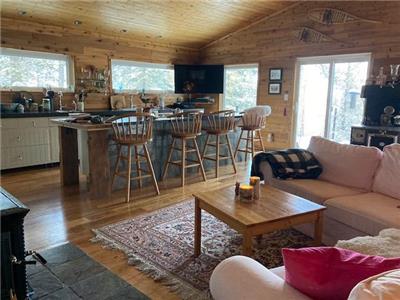 Private cabin in Foothills 1hour (80 km) from downtown Calgary on large acreage