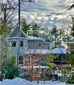 One-of-a-kind private peninsula -a beautiful castle-like lodge!