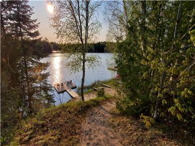 4Bed/1.5 Bath Lakefront Cottage with Sandy Beach - The Getaway on Greens Lake