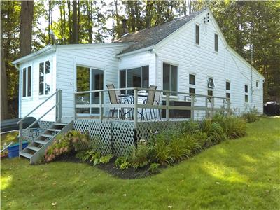 Le Chalet des Murphy au Lac Dog : Est de l'Ontario, Bord de l'eau, Chemine, 2 salles de bains