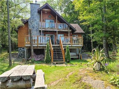 Bastedo Lodge - Waterfront Muskoka Cottage with Sauna, Pizza Oven, AC & Wi-Fi