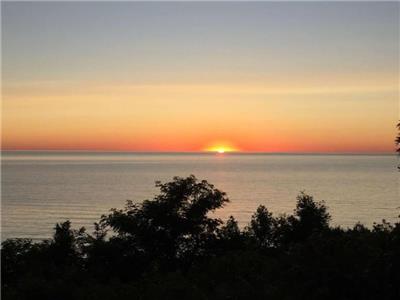 Lake View Cottage with Amazing Sunsets