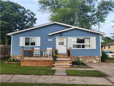 New Listing-Crystal Beach. Short walk to Beach and All Amenities!!