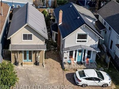 2 side by side cottages -Across from the Beach, walk to 2 waterfront parks, shops & restaurants