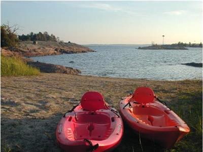 Georgian Bay Honey Harbour Cottage, Road Access, 700 feet of private shoreline, Dock, Small Beach