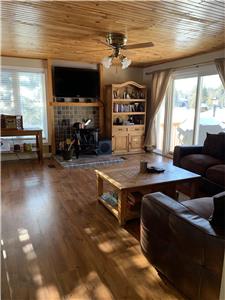 Cottage Rental in Bobcaygeon - Beautiful All Season Waterfront Cottage, Pigeon Lake Area.