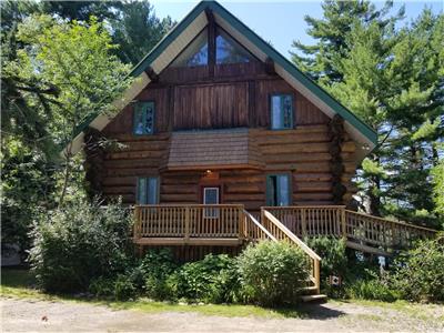 Towering Pines Cottage-Kawarthas-Spacious 4 season-Lakefront Log Cottage
