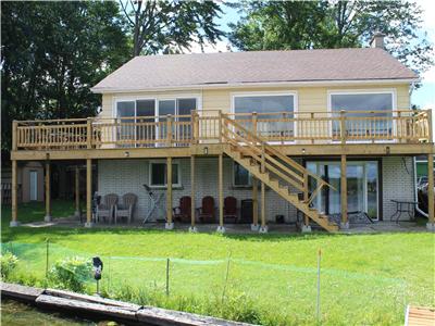 Lake Simcoe, Plum Point Waterfront Cottage!! 1.5 Hrs From Toronto.Beaches steps away