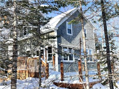 Luxury on Falls Lake, Nova Scotia: Large family spaces, stunning lake views (20 min. to Ski Martock)
