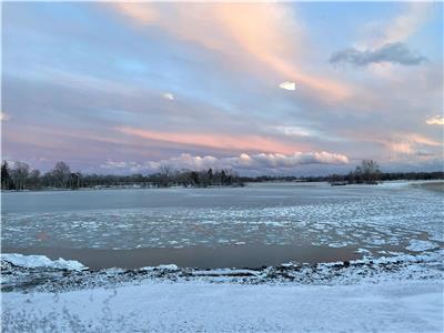 Lilac Shores - Spectacular House on West Lake, Close to Wellington - PEC License # 2019-0108