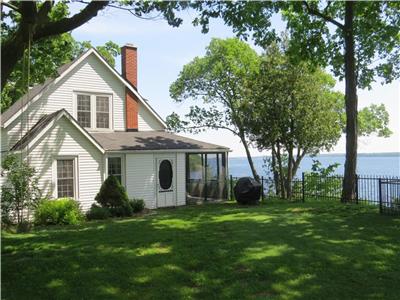 Idyllic 1000 Islands Waterfront Cottage