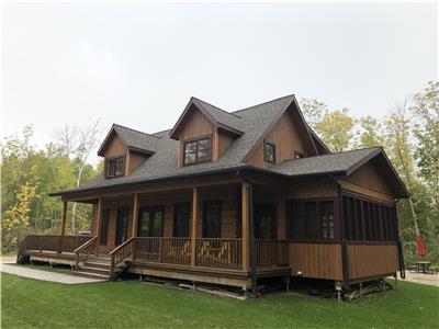 Victoria Beach Log Home- Lake Winnipeg Ice Fishing- Open all year