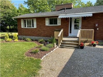 Cozy Campfire Retreat: 3 Bedroom Cottage between Bayfield & Grand Bend