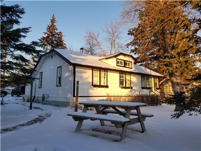 Winter Rose Cottage: beach and pier directly across the street in the heart of Matlock!