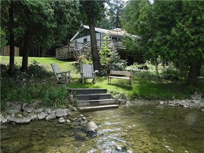 Dobson's Dam - Traditional 3BR Cottage w/ AC, BBQ, Firepit & Watercraft. Pet-Friendly!