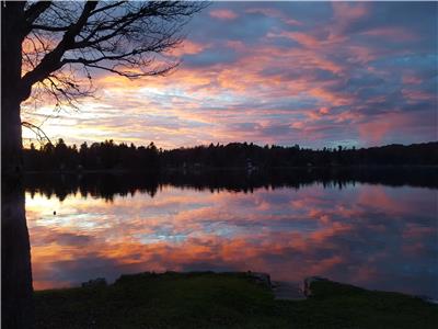 Chalet dans le Frontenac Ontarien sur Bob's Lake - 3 Chambres, Laveuse Secheuse, Mise a l'eau priver