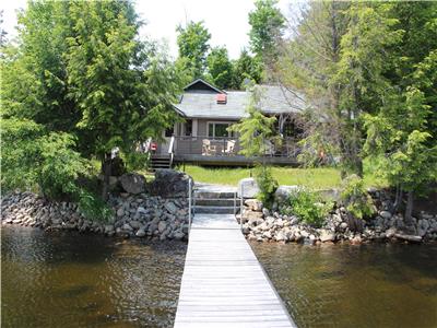 Chalet patrimonial rnov sur 10 acres sur le magnifique lac Redstone