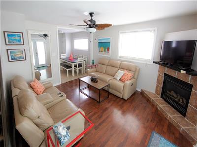 Beachside Cottage -Across from beach -Walk to 2 parks, shops & restaurants