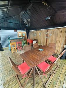 Beachside Cottage  -30 seconds to the beach, easy walk to shops, restaurants & 2 waterfront parks