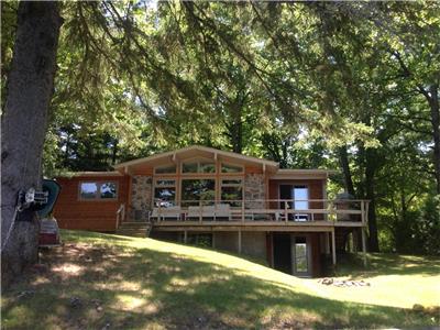 Renovated 4 Bedroom Waterfront Cottage on Trent Canal System