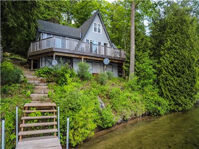 RED OAKS COTTAGE - Picturesque Setting; Magnificent Cottage on Prestigious L'amable Lake
