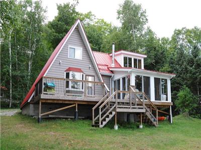 Monrock Lake - Red Roof - Cosy Family Cottage with walk in sand shoreline