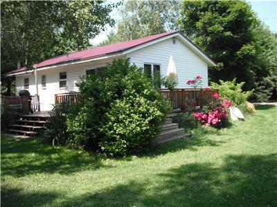 OAK BLUFF COTTAGE - PARLEE BEACH - HOME OF THE BIG LOBSTER