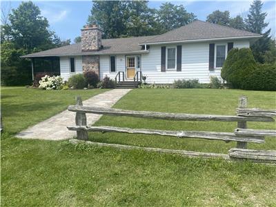 Large cottage. Large property. 4-5 minute walk to beach. Sunday to Sunday. Bayfield area. Lake Huron