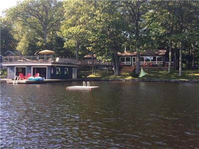 LAKE MUSKOKA MAGIC! COTTAGE & BUNKIE, S. Exp., 30 ft f/ waters edge, Shallow & Deep water, HOT TUB