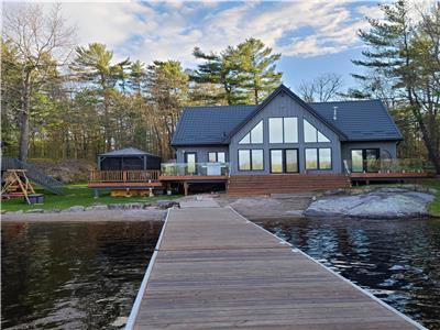 Beautiful waterfront cottage featured in a TV Show! with hot tub & WiFi at Tea Lake!